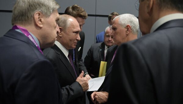 Президент РФ Владимир Путин и вице-президент США Майк Пенс общаются в кулуарах Восточноазиатского саммита в Сингапуре Президент РФ Владимир Путин и вице-президент США Майк Пенс общаются в кулуарах Восточноазиатского саммита в Сингапуре