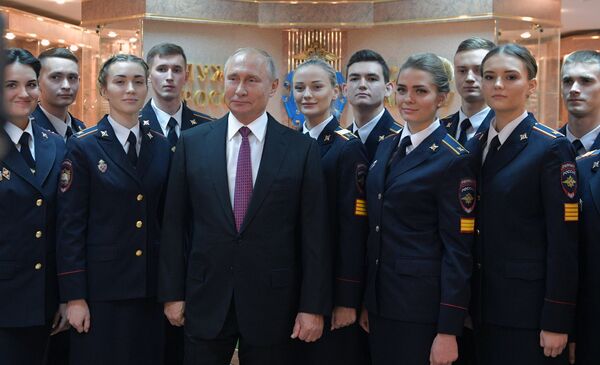 Президент РФ Владимир Путин фотографируется с курсантами во время посещения Московского университета МВД России имени В. Я. Кикотя Президент РФ Владимир Путин фотографируется с курсантами во время посещения Московского университета МВД России имени В. Я. Кикотя