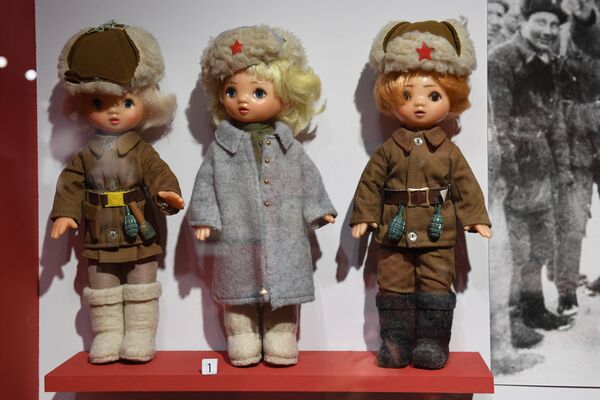 Куклы Девочка, Саша старшина и Мальчик серии Партизаны (Фабрика игрушек имени 8 Марта, 1975 год, автор И. С. Манухина) на выставке Валенки. От царских дворцов до модных подиумов Куклы Девочка, Саша старшина и Мальчик серии Партизаны (Фабрика игрушек имени 8 Марта, 1975 год, автор И. С. Манухина) на выставке Валенки. От царских дворцов до модных подиумов
