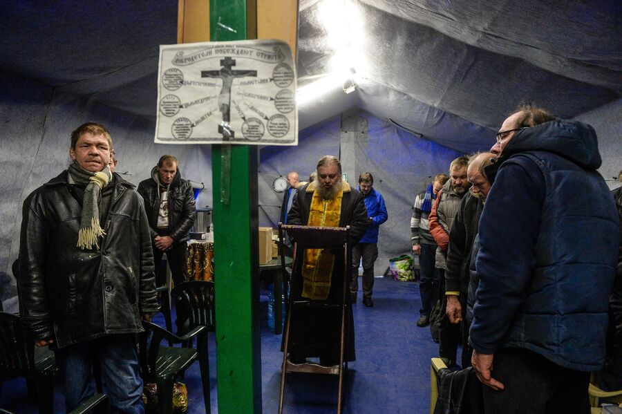 Молебен в «Ангаре спасения» Молебен в «Ангаре спасения»
