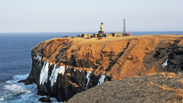 Маяк Шпанберга на мысе Краб острова Шикотан. Архивное фото Маяк Шпанберга на мысе Краб острова Шикотан. Архивное фото