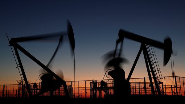 Нефтяные станки-качалки. Архивное фото Нефтяные станки-качалки. Архивное фото