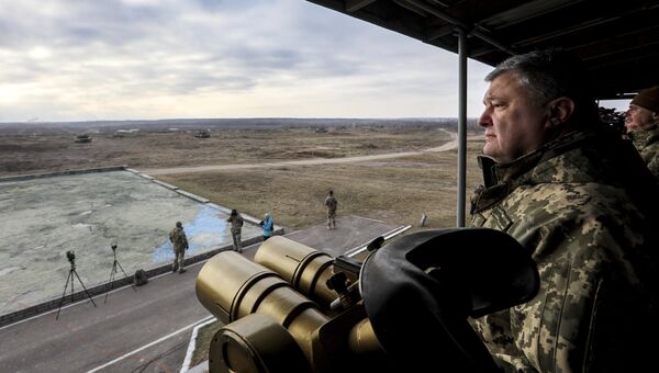 Президент Украины Петр Порошенко во время тактических учений десантно-штурмовых войск в Житомирской области. 21 ноября 2018 Президент Украины Петр Порошенко во время тактических учений десантно-штурмовых войск в Житомирской области. 21 ноября 2018
