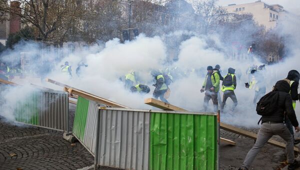 Столкновение участников акции протеста против роста цен на бензин желтые жилеты с силами правопорядка в Париже. 24 ноября 2018 Столкновение участников акции протеста против роста цен на бензин желтые жилеты с силами правопорядка в Париже. 24 ноября 2018
