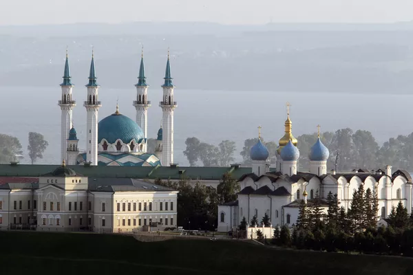 Вид на Мечеть Кул Шариф (слева) и Благовещенский собор (справа), расположенные на территории Казанского Кремля, со смотровой площадки отеля Ривьера