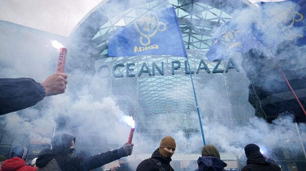 Митинг против российского бизнеса на Украине у торгового центра Ocean Plaza в Киеве Митинг против российского бизнеса на Украине у торгового центра Ocean Plaza в Киеве