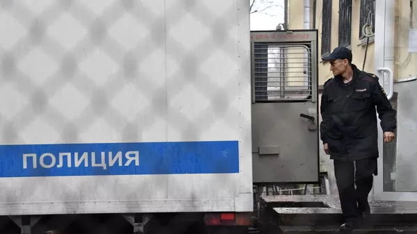 Полицейский автозак у Киевского районного суда Симферополя