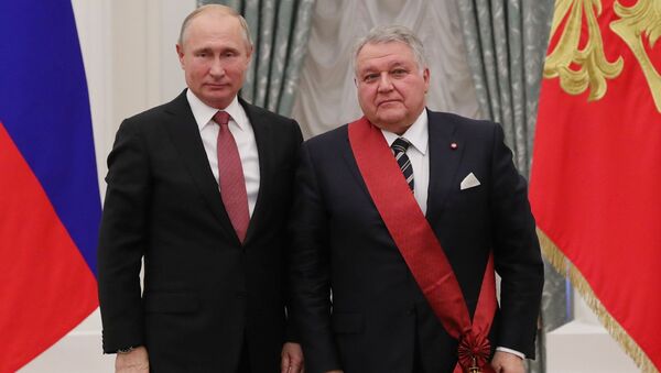 Президент РФ Владимир Путин и президент Национального исследовательского центра Курчатовский институт Михаил Ковальчук, награжденный орденом За заслуги перед Отечеством I степени, на церемонии награждения в Екатерининском зале Кремля Президент РФ Владимир Путин и президент Национального исследовательского центра Курчатовский институт Михаил Ковальчук, награжденный орденом За заслуги перед Отечеством I степени, на церемонии награждения в Екатерининском зале Кремля