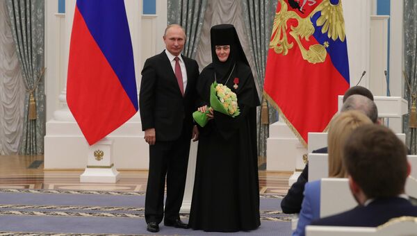 Президент РФ Владимир Путин и настоятельница Покровского ставропигиального женского монастыря игумения Феофания, награжденная орденом За заслуги перед Отечеством IV степени, на церемонии награждения в Екатерининском зале Кремля. 27 ноября 2018 Президент РФ Владимир Путин и настоятельница Покровского ставропигиального женского монастыря игумения Феофания, награжденная орденом За заслуги перед Отечеством IV степени, на церемонии награждения в Екатерининском зале Кремля. 27 ноября 2018