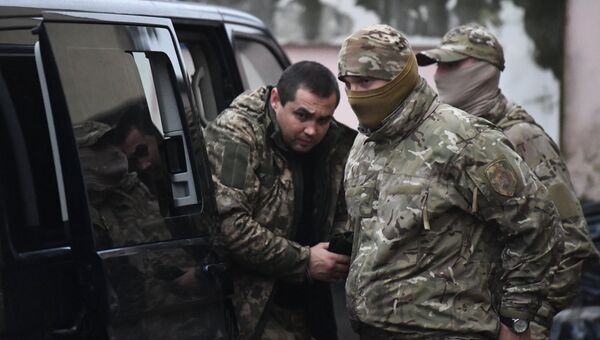 Один из задержанных моряков с корабля ВМС Украины у Киевского районного суда Симферополя. Архивное фото Один из задержанных моряков с корабля ВМС Украины у Киевского районного суда Симферополя. Архивное фото