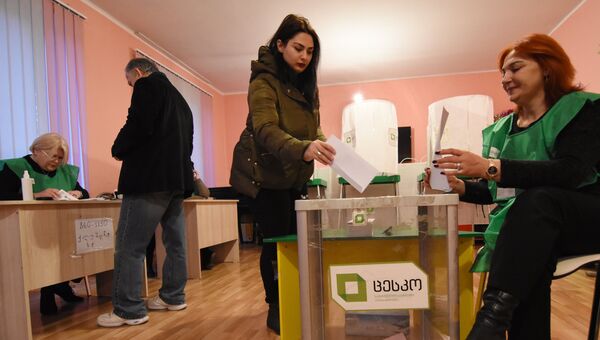 Местные жители голосуют на выборах президента Грузии на одном из избирательных участков в Тбилиси. 28 ноября 2018 Местные жители голосуют на выборах президента Грузии на одном из избирательных участков в Тбилиси. 28 ноября 2018