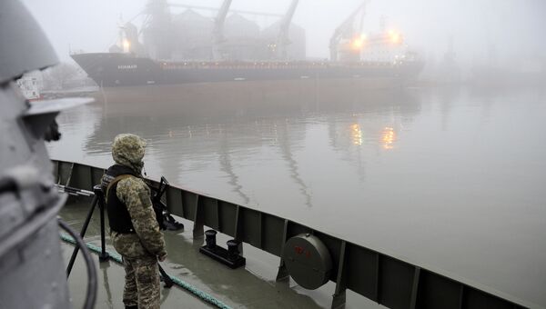 Украинский военный на борту судна Донбасс в Азовском море. Архивное фото Украинский военный на борту судна Донбасс в Азовском море. Архивное фото