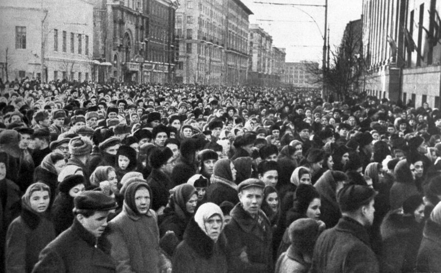 Люди в день похорон И. В. Сталина на улицах Москвы. 9 марта 1953 года
