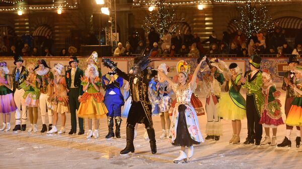 Олимпийская чемпионка по фигурному катанию Татьяна Навка и артисты мюзикла Аленький цветочек на торжественном открытии ГУМ-катка на Красной площади в Москве. 29 ноября 2018 Олимпийская чемпионка по фигурному катанию Татьяна Навка и артисты мюзикла Аленький цветочек на торжественном открытии ГУМ-катка на Красной площади в Москве. 29 ноября 2018