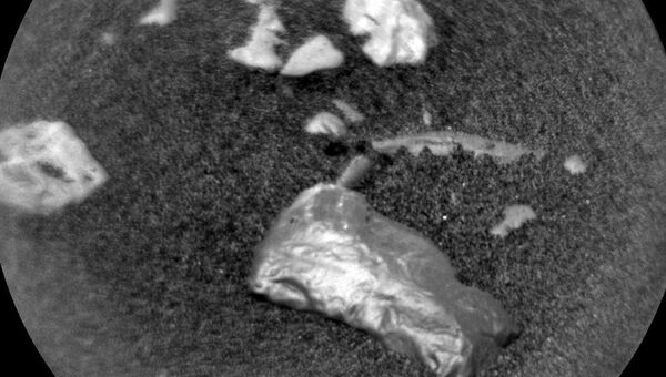 Предмет, похожий на блестящий самородок, обнаруженный марсоходом Curiosity Предмет, похожий на блестящий самородок, обнаруженный марсоходом Curiosity