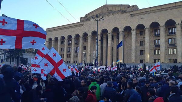 Акция протеста против фальсификации на прошедших выборах президента у здания парламента в Тбилиси Акция протеста против фальсификации на прошедших выборах президента у здания парламента в Тбилиси