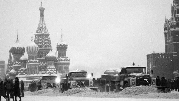 Уборка снега на Красной площади Уборка снега на Красной площади