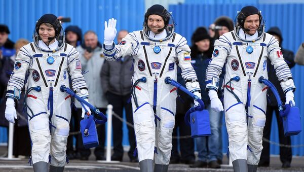Члены основного экипажа МКС-58/59: Энн МакКлейн, Олег Кононенко и Давид Сен-Жак перед стартом ракеты-носителя Союз-ФГ. 3 декабря 2018 Члены основного экипажа МКС-58/59: Энн МакКлейн, Олег Кононенко и Давид Сен-Жак перед стартом ракеты-носителя Союз-ФГ. 3 декабря 2018