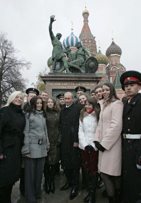 День народного единства. Владимир Путин (в центре) с представителями молодежных организаций на Красной площади после церемонии возложения цветов к памятнику Минину и Пожарскому. День народного единства. Владимир Путин (в центре) с представителями молодежных организаций на Красной площади после церемонии возложения цветов к памятнику Минину и Пожарскому.