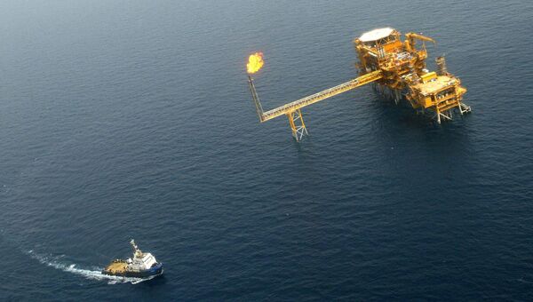 Нефтяная платформа в территориальных водах Катара. Архивное фото Нефтяная платформа в территориальных водах Катара. Архивное фото