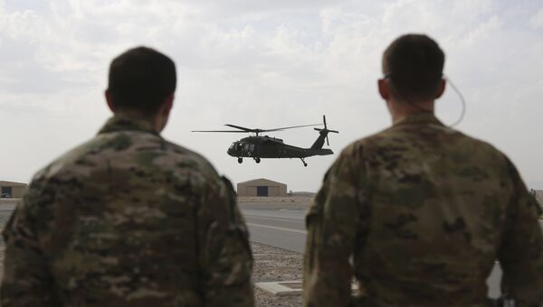 Американский вертолет UH-60 Black Hawk во время взлета с авиабазы в Кандагаре Американский вертолет UH-60 Black Hawk во время взлета с авиабазы в Кандагаре