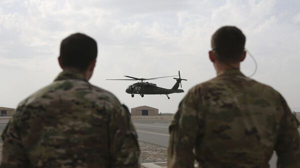 Американский вертолет UH-60 Black Hawk во время взлета с авиабазы в Кандагаре