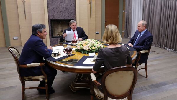 Президент РФ Владимир Путин и бывший премьер-министр Франции Франсуа Фийон во время встречи. 5 декабря 2018 Президент РФ Владимир Путин и бывший премьер-министр Франции Франсуа Фийон во время встречи. 5 декабря 2018