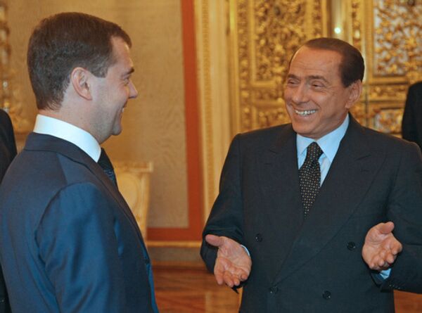 Премьер-министр Италии Сильвио Берлускони и президент РФ Дмитрий Медведев (слева направо) во время встречи в Кремле Премьер-министр Италии Сильвио Берлускони и президент РФ Дмитрий Медведев (слева направо) во время встречи в Кремле