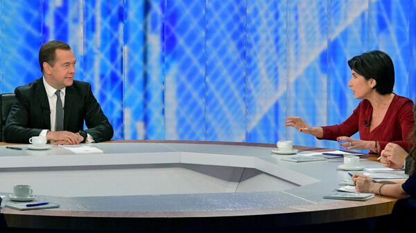 Дмитрий Медведев во время интервью журналистам пяти российских телеканалов по итогам работы правительства РФ в текущем году. 6 декабря 2018 Дмитрий Медведев во время интервью журналистам пяти российских телеканалов по итогам работы правительства РФ в текущем году. 6 декабря 2018