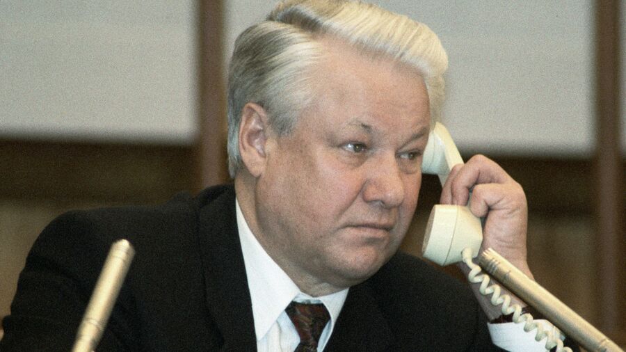 Президент России Борис Ельцин разговаривает по телефону. 11 марта 1993 Президент России Борис Ельцин разговаривает по телефону. 11 марта 1993