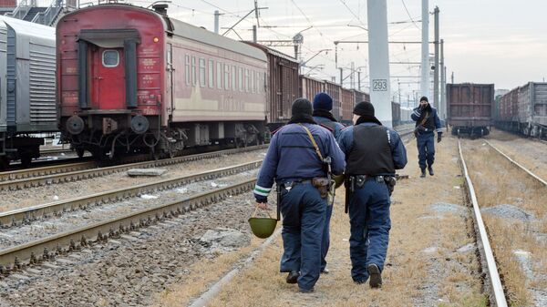 Полицейские на железнодорожных путях в Харькове Полицейские на железнодорожных путях в Харькове