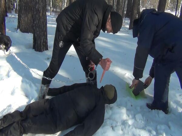 Попков показывает, как зарезал одну из девушек Попков показывает, как зарезал одну из девушек