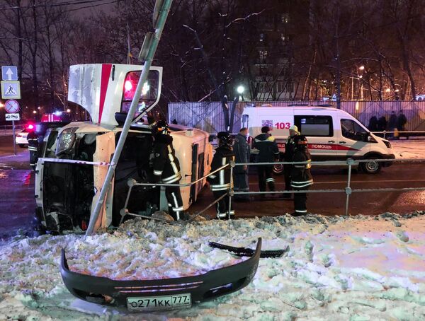 Последствия опрокидывания автомобиля скорой помощи в результате ДТП на Сиреневом бульваре в Москве. 8 декабря 2018 Последствия опрокидывания автомобиля скорой помощи в результате ДТП на Сиреневом бульваре в Москве. 8 декабря 2018
