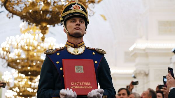 Солдат Президентского полка вносит специальный экземпляр Конституции России на церемонии инаугурации президента России Владимира Путина в Кремле. 7 мая 2018 Солдат Президентского полка вносит специальный экземпляр Конституции России на церемонии инаугурации президента России Владимира Путина в Кремле. 7 мая 2018