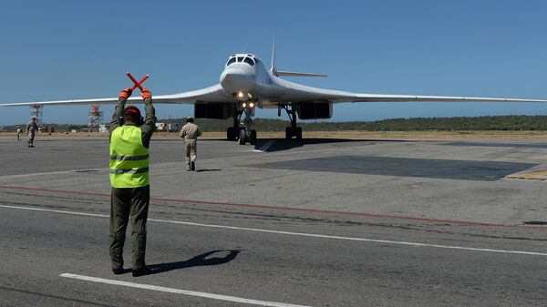 Российский стратегический бомбардировщик Ту-160 после посадки в международном аэропорту Майкетия к северу от Каракаса Российский стратегический бомбардировщик Ту-160 после посадки в международном аэропорту Майкетия к северу от Каракаса