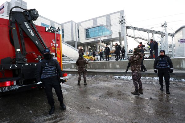 На месте крушения высокоскоростного поезда в Анкаре, Турция. 13 декабря 2018 На месте крушения высокоскоростного поезда в Анкаре, Турция. 13 декабря 2018