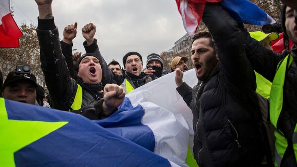 Акция протеста движения желтые жилеты в Париже Акция протеста движения желтые жилеты в Париже