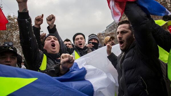 Акция протеста движения желтые жилеты в Париже Акция протеста движения желтые жилеты в Париже