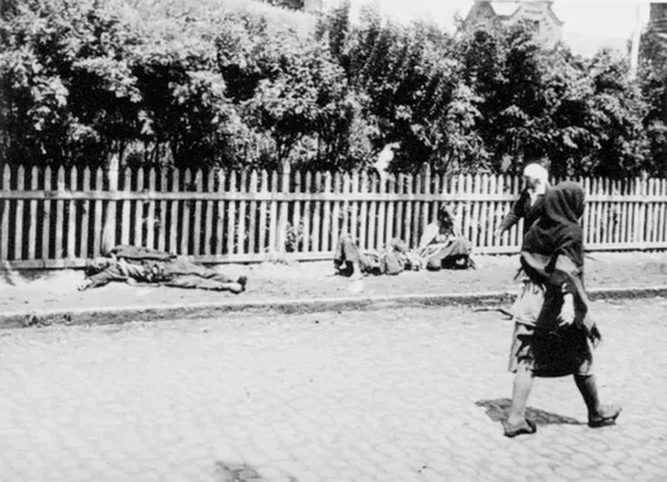 Жертвы голода на улицах Харькова, столицы Украинской ССР. 1933 год