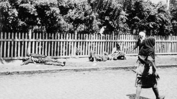 Жертвы голода на улицах Харькова, столицы Украинской ССР. 1933 год
