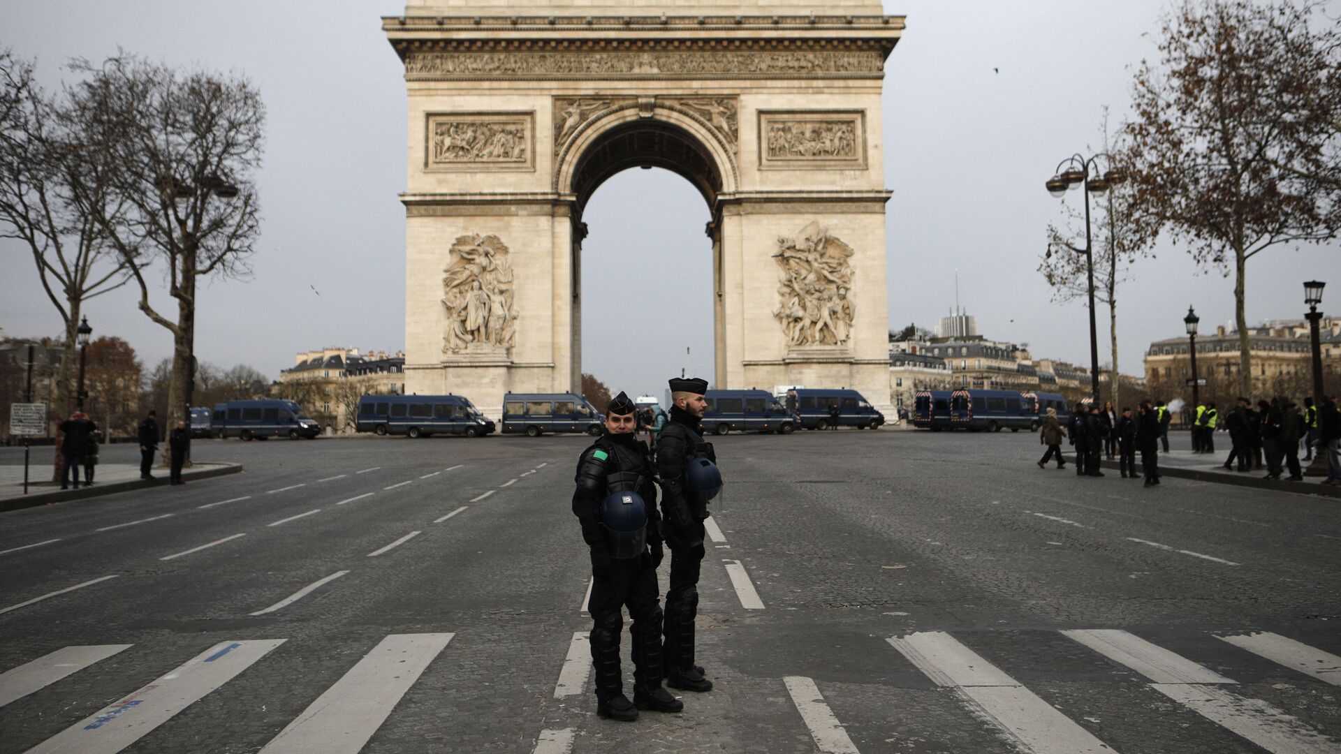 Полицейские на Елисейских полях в Париже, Франция. 15 декабря 2018 - РИА Новости, 1920, 19.09.2021