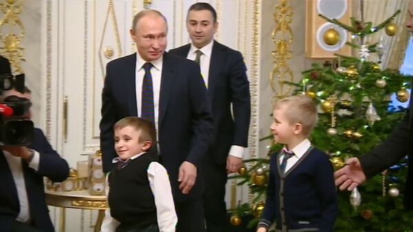 Увидеть Санкт-Петербург с вертолета. Путин исполнил мечту тяжелобольного мальчика Увидеть Санкт-Петербург с вертолета. Путин исполнил мечту тяжелобольного мальчика