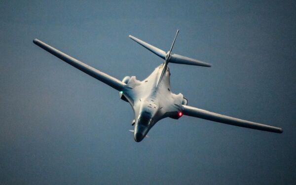 Бобмардировщик ВВС США B-1B Lancer в небе над Сирией Бобмардировщик ВВС США B-1B Lancer в небе над Сирией