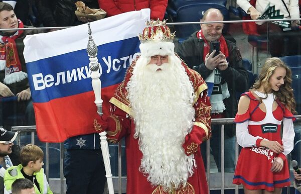 Дед Мороз среди болельщиков сборной России Дед Мороз среди болельщиков сборной России