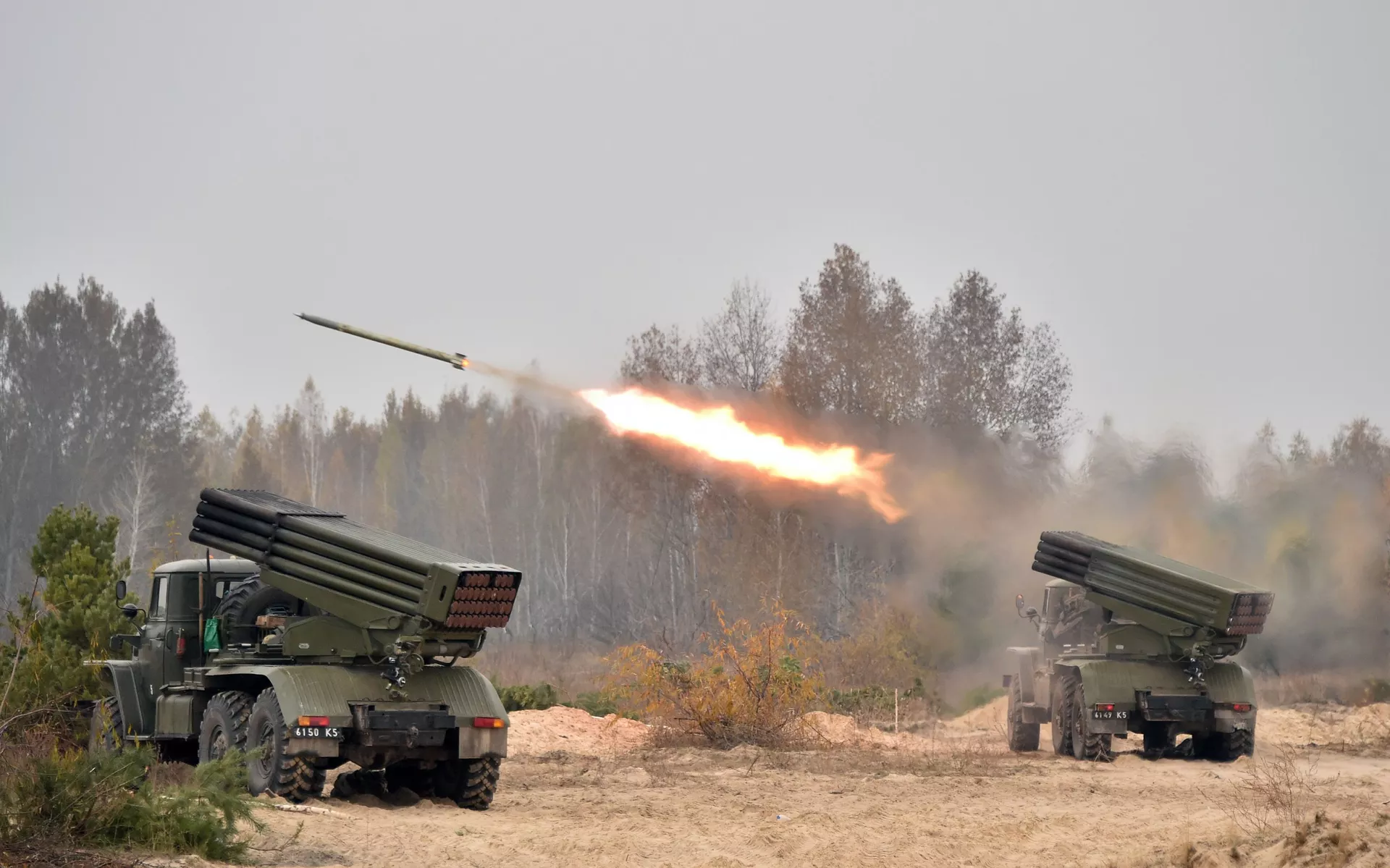 Украинская реактивная система залпового огня БМ-21 Град во время учений Украинская реактивная система залпового огня БМ-21 Град во время учений - РИА Новости, 1920, 26.04.2021