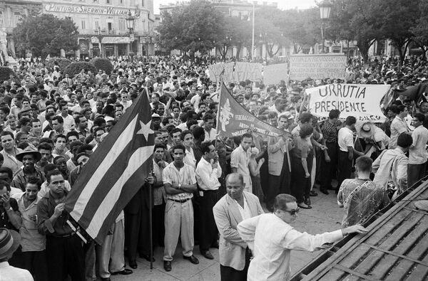 Сторонники нового президента Кубы Фиделя Кастро. 2 января 1959 года Сторонники нового президента Кубы Фиделя Кастро. 2 января 1959 года