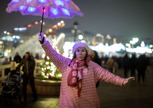 Участница фестиваля Путешествие в Рождество на площади Революции в Москве Участница фестиваля Путешествие в Рождество на площади Революции в Москве