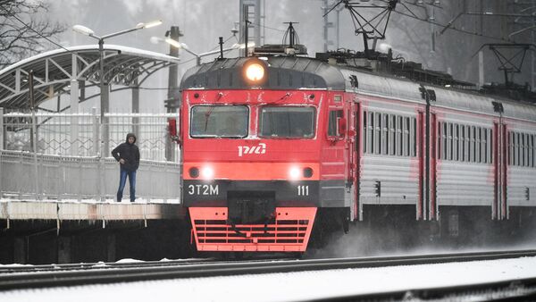 Пригородная электричка на одной из подмосковных станций Пригородная электричка на одной из подмосковных станций
