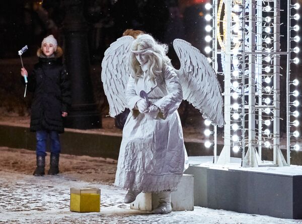 Уличный мим у Государственного Эрмитажа в Санкт-Петербурге