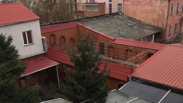 Вид из окна дома на двор экс-мэра Керчи Олега Осадчего Вид из окна дома на двор экс-мэра Керчи Олега Осадчего